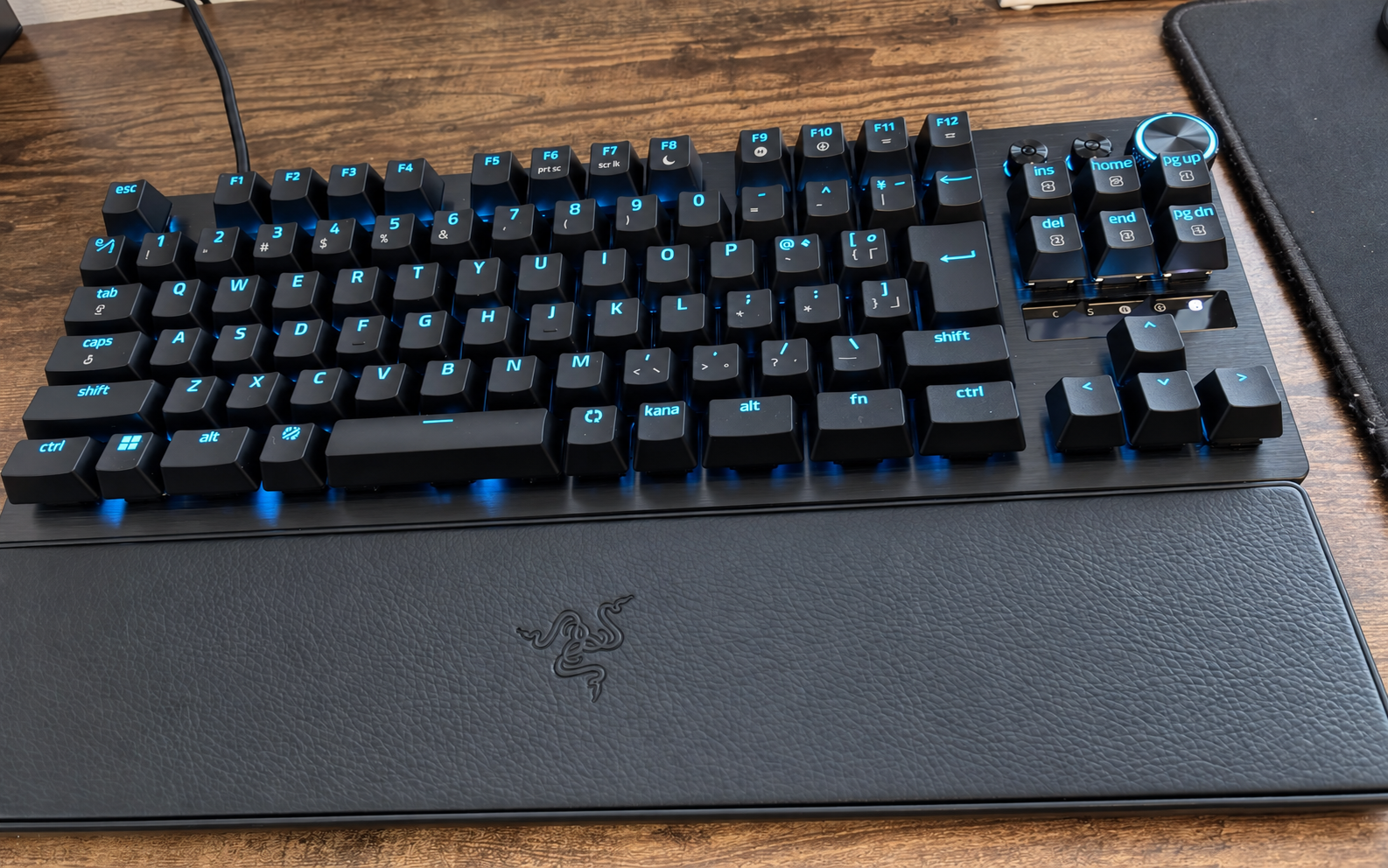 実機写真をもとに明るさと色味を整えたキーボードのイメージ